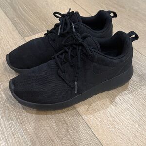 Women Nike Roshe 7.5 all black
